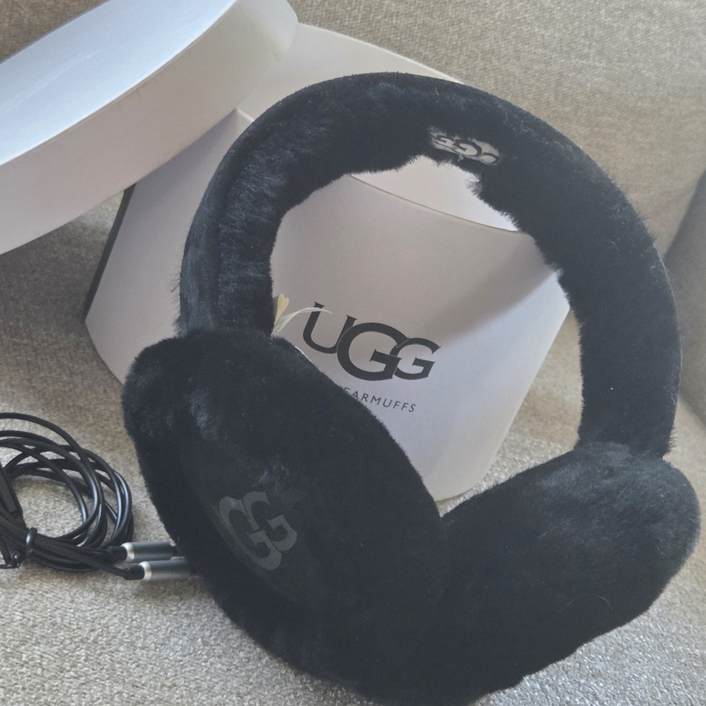 UGG Black Earmuffs with Audio Cable